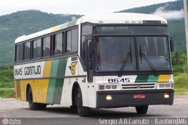 Empresa Gontijo de Transportes 8645 na cidade de Itaobim, Minas Gerais, Brasil, por Sérgio Augusto Braga Canuto. ID da foto: 8030.