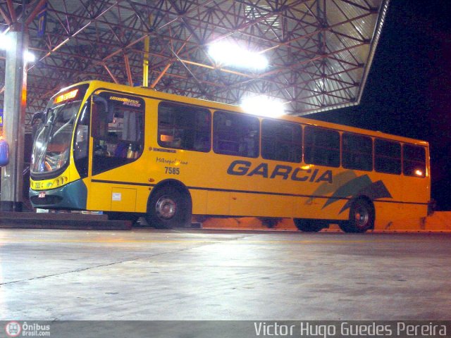 Viação Garcia 7585 na cidade de Maringá, Paraná, Brasil, por Victor Hugo Guedes Pereira. Número da foto: #12258.