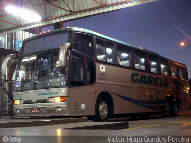 Viação Garcia 6713 na cidade de Maringá, Paraná, Brasil, por Victor Hugo Guedes Pereira. Número da foto: #15295.