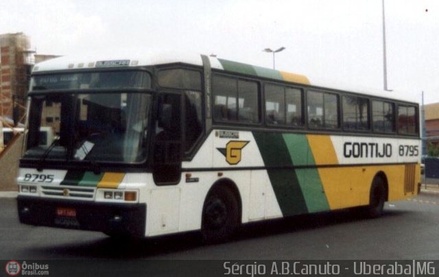 Empresa Gontijo de Transportes 8795 na cidade de Uberaba, Minas Gerais, Brasil, por Sérgio Augusto Braga Canuto. Número da foto: #11312.
