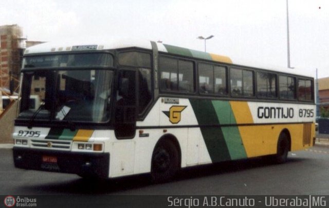 Empresa Gontijo de Transportes 8795 na cidade de Uberaba, Minas Gerais, Brasil, por Sérgio Augusto Braga Canuto. ID da foto: 11312.