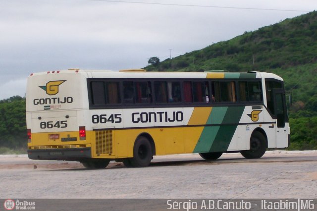 Empresa Gontijo de Transportes 8645 na cidade de Itaobim, Minas Gerais, Brasil, por Sérgio Augusto Braga Canuto. Número da foto: #16900.